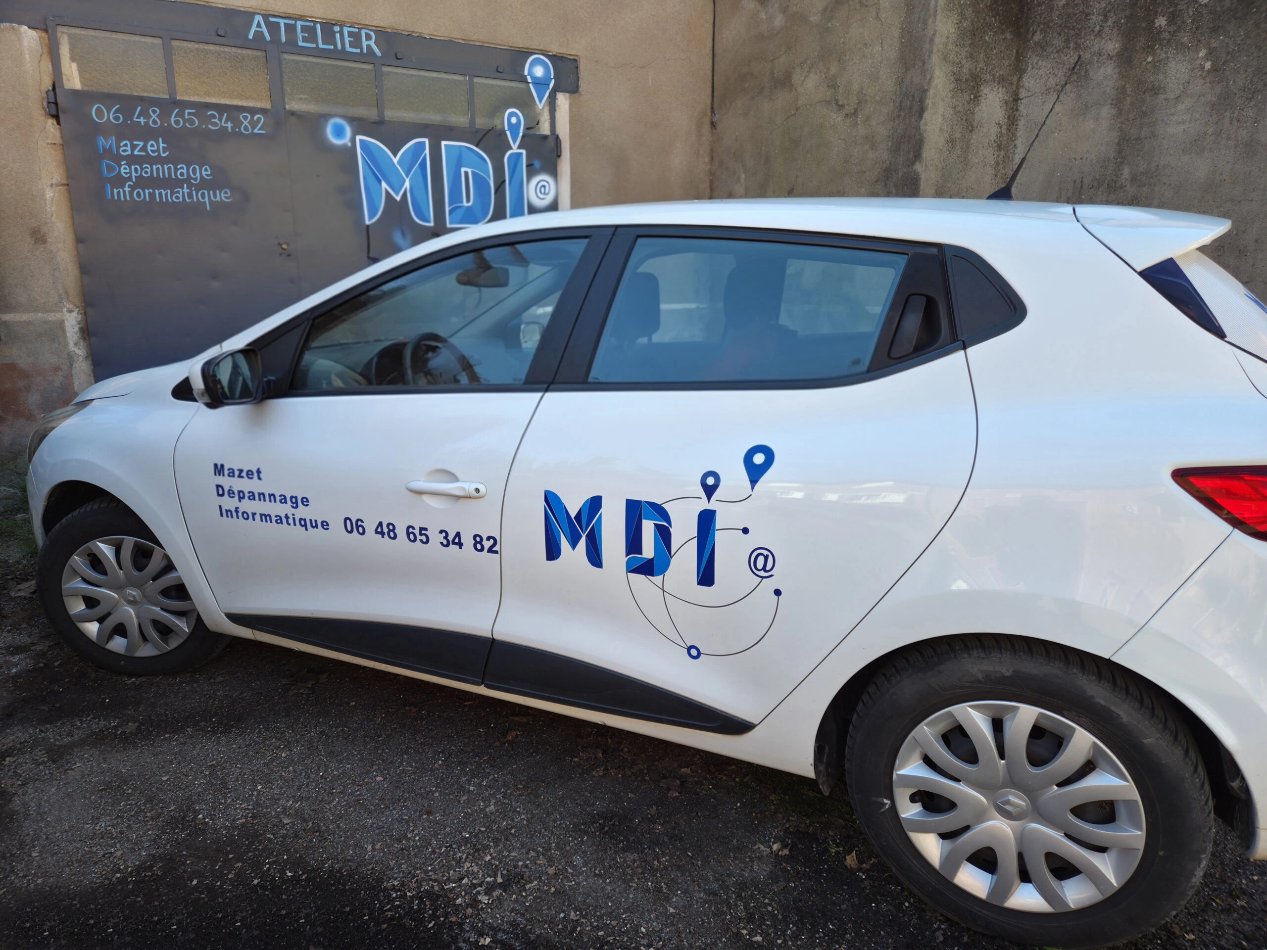 Véhicule d'intervention M D I pour dépannage informatique à Saint-Affrique.